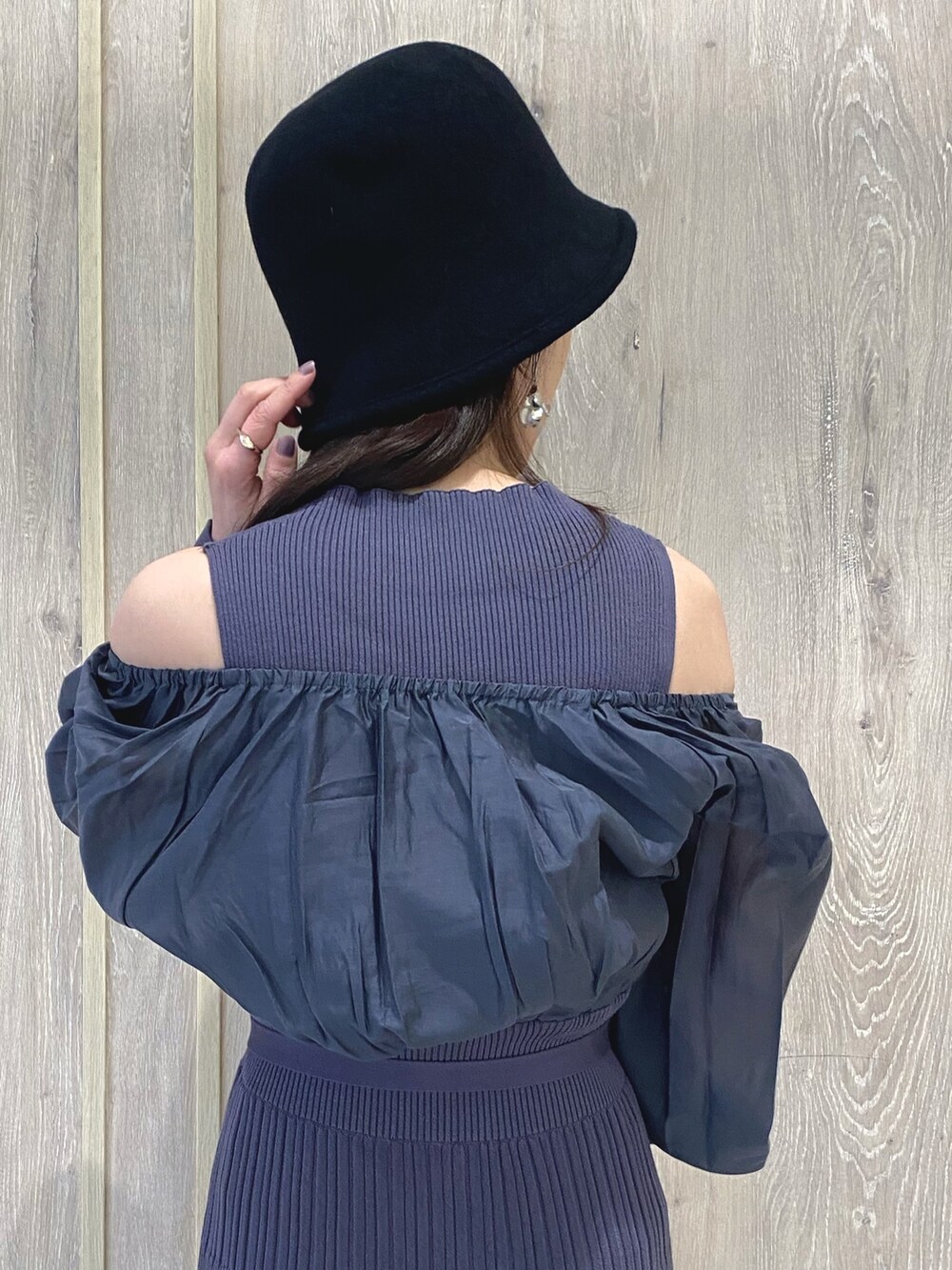 ブルー系のワンピース、ブルー系のワンピース、ブラック系のブーツを着用したレディースの冬コーディネートの8枚目の写真