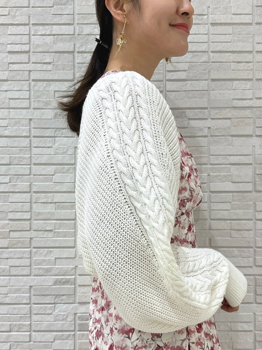 ホワイト系のカーディガン/ボレロ、ホワイト系のハンドバッグ、ピンク系のワンピースを着用したレディースの春コーディネートの6枚目の写真