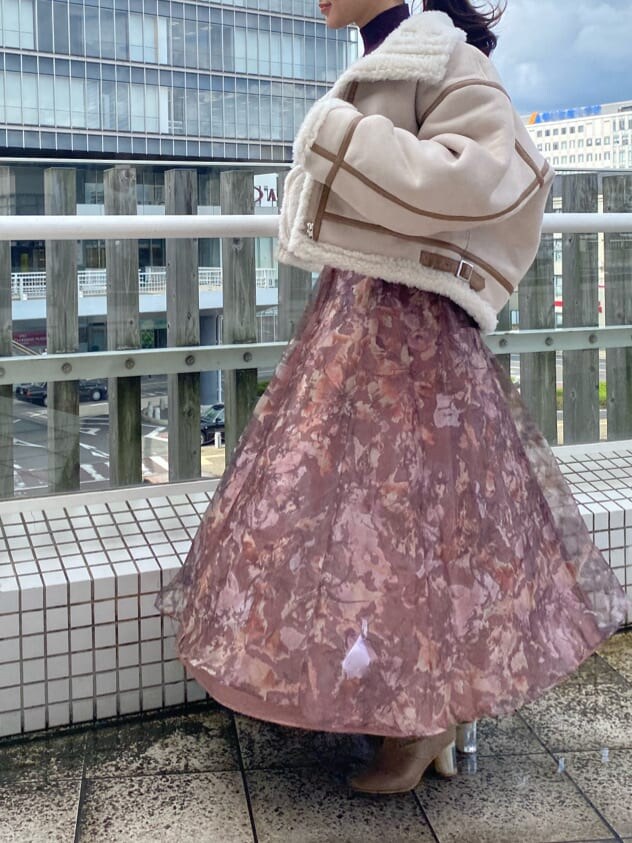 ベージュ系のブーツ、ベージュ系のムートンコート、ブラウン系のニット/セーターを着用したレディースの秋コーディネートの3枚目の写真