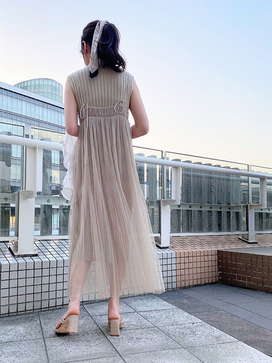 ホワイト系のシャツ/ブラウス、ベージュ系のワンピース、ベージュ系のサンダルを着用したレディースの春コーディネートの7枚目の写真