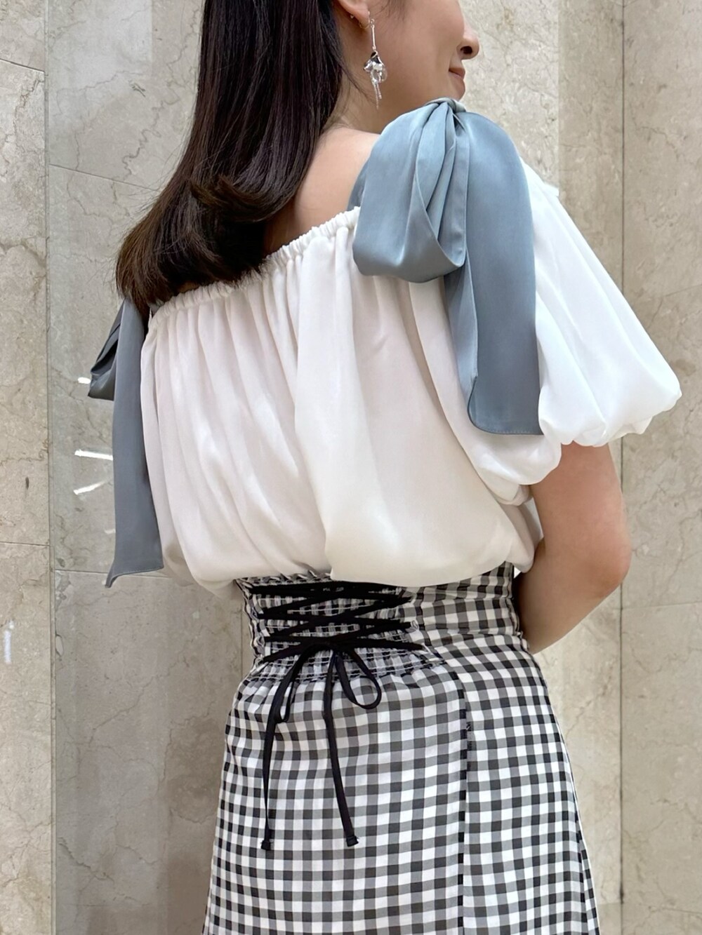 ホワイト系のシャツ/ブラウス、その他のスカート、ブラック系のショルダーバッグを着用したレディースの春コーディネートの6枚目の写真