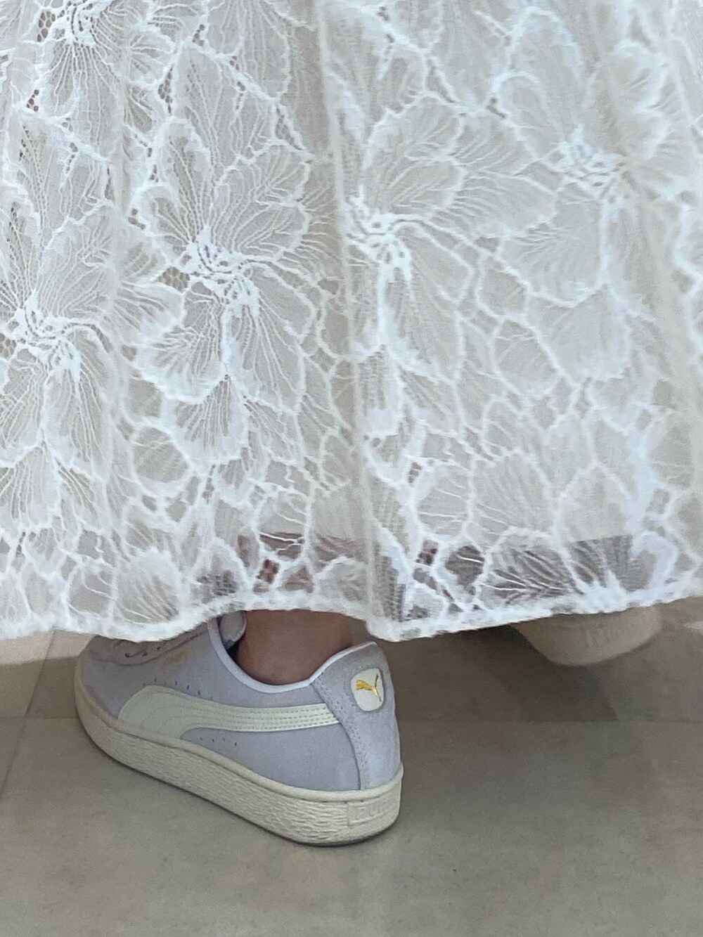 グレー系のスニーカー、ホワイト系のスカート、グレー系のニット/セーターを着用したレディースの冬コーディネートの10枚目の写真