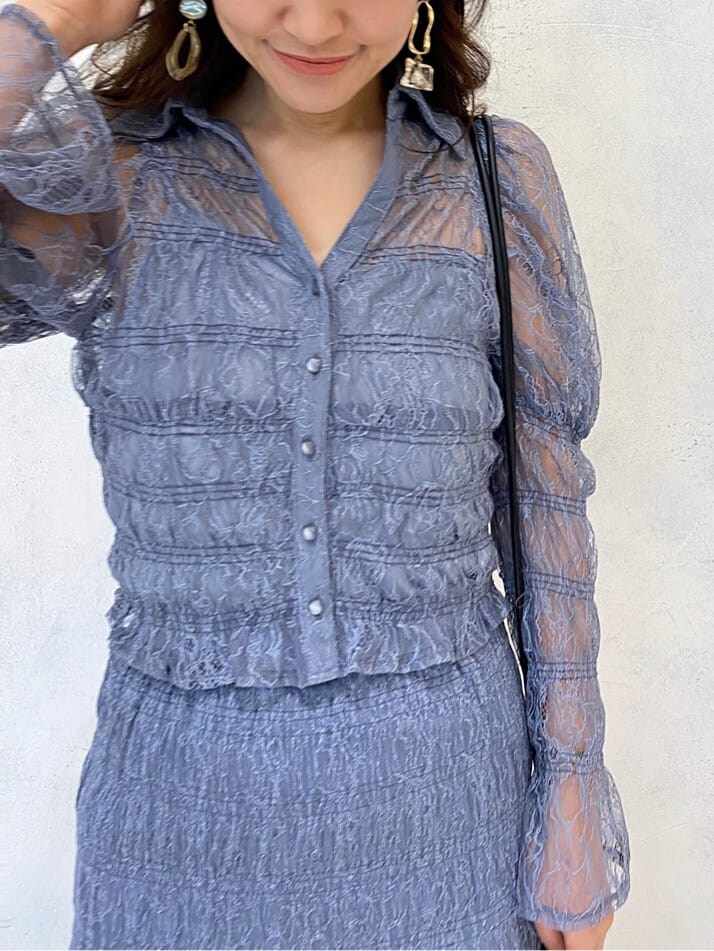 ホワイト系のTシャツ/カットソー、ブルー系のシャツ/ブラウス、ブラック系のその他シューズを着用したレディースの冬コーディネートの6枚目の写真