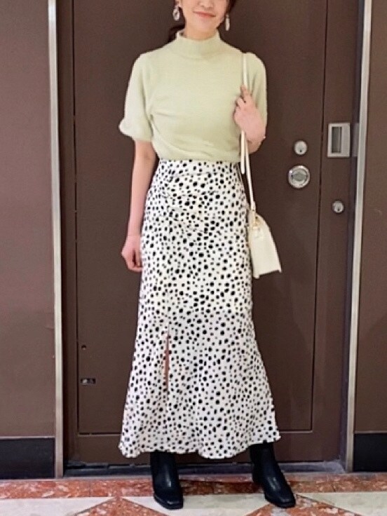 ベージュ系のイヤリングを着用したレディースの秋コーディネートの3枚目の写真