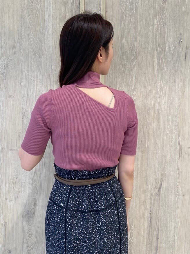 ブラック系のサンダル、ベージュ系のキャミソール、ブラック系のスカートを着用したレディースの夏コーディネートの8枚目の写真