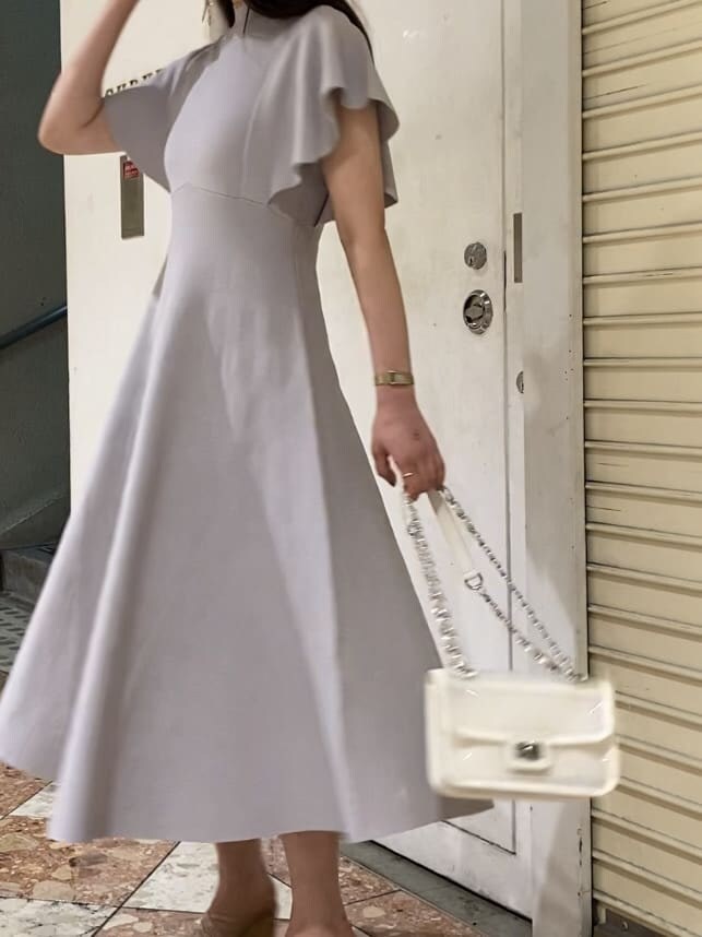 グレー系のワンピース、その他のサンダル、ホワイト系のショルダーバッグを着用したレディースの夏コーディネートの5枚目の写真