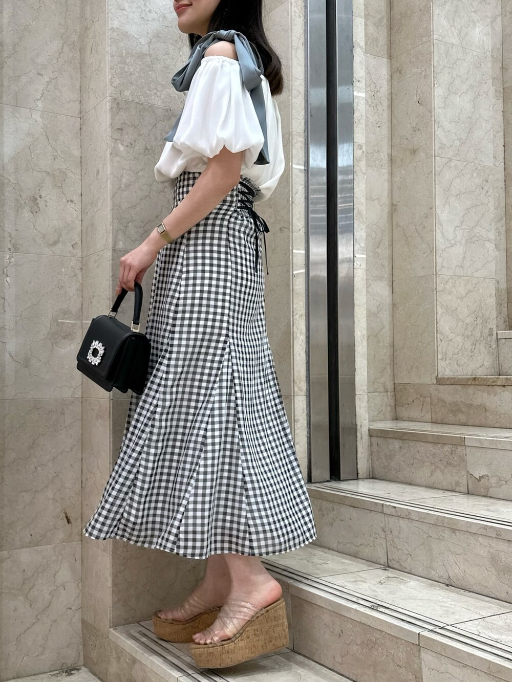 ホワイト系のシャツ/ブラウス、その他のスカート、ブラック系のショルダーバッグを着用したレディースの春コーディネートの3枚目の写真