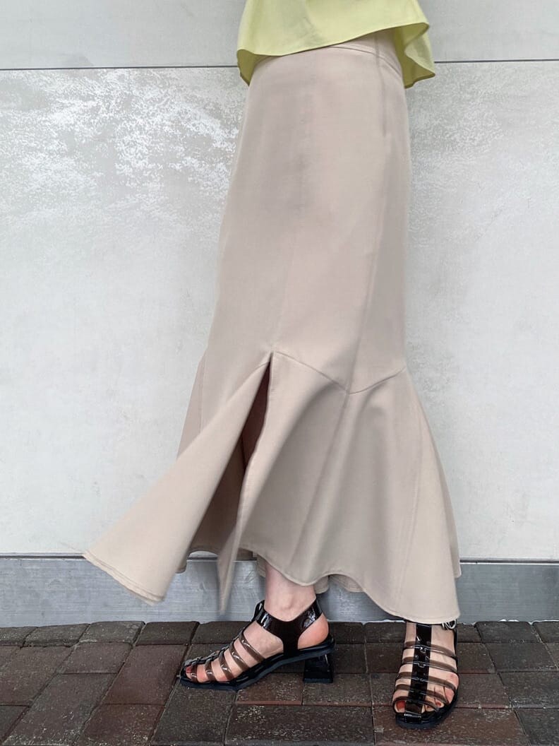 ホワイト系のTシャツ/カットソー、ブラック系のサンダル、イエロー系のシャツ/ブラウスを着用したレディースの春コーディネートの4枚目の写真