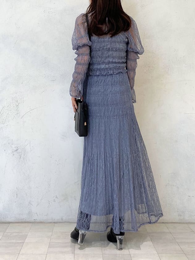 ホワイト系のTシャツ/カットソー、ブルー系のシャツ/ブラウス、ブラック系のその他シューズを着用したレディースの冬コーディネートの2枚目の写真