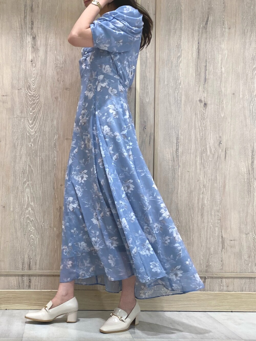 ブルー系のワンピース、ピンク系のライダースジャケット、ホワイト系のローファーを着用したレディースの冬コーディネートの5枚目の写真