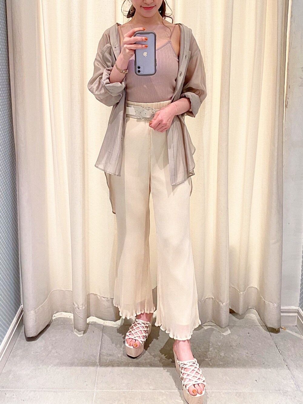 ベージュ系のシャツ/ブラウス、ベージュ系のTシャツ/カットソー、ホワイト系のその他パンツを着用したレディースの春コーディネートの3枚目の写真