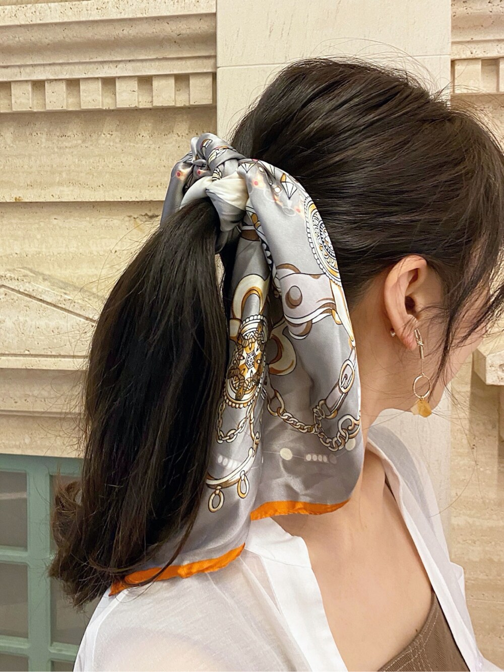 ブラウン系のトートバッグ、ホワイト系のシャツ/ブラウス、ブラウン系のワンピースを着用したレディースの春コーディネートの4枚目の写真