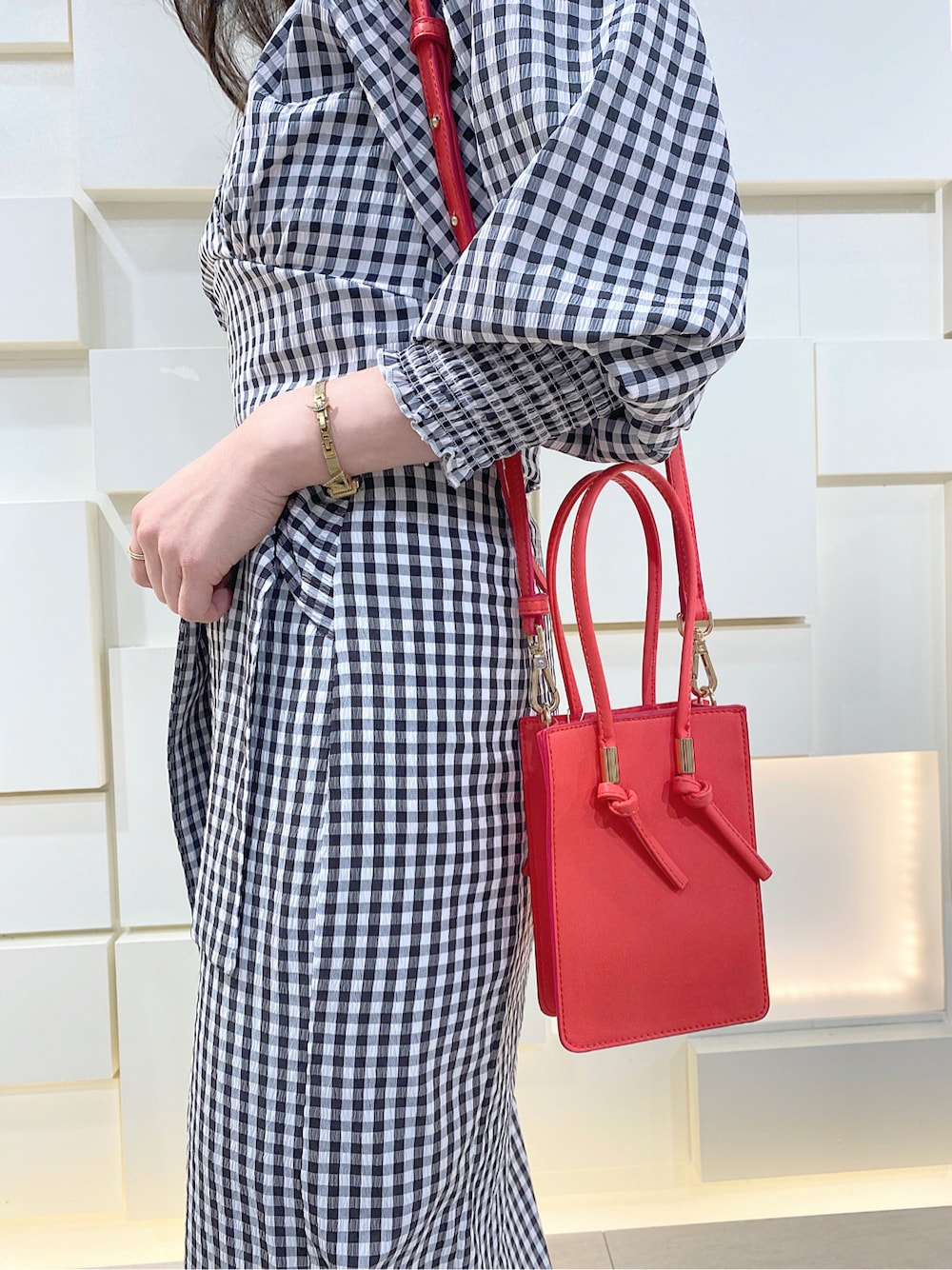 ブラック系のTシャツ/カットソー、レッド系のハンドバッグ、ブラック系のシャツ/ブラウスを着用したレディースの春コーディネートの4枚目の写真