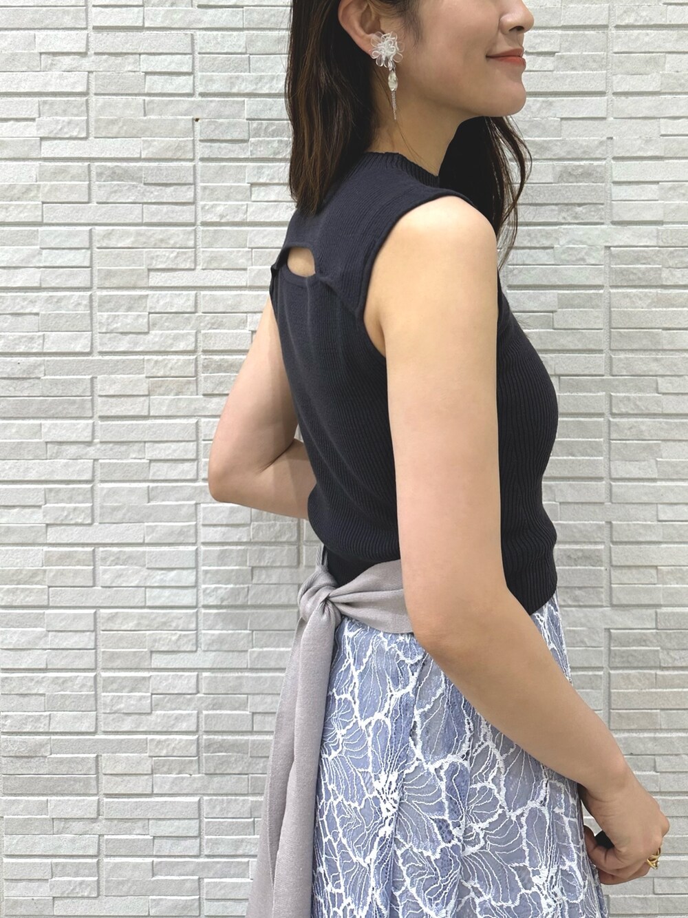 ブラック系のチューブトップ、ブルー系のスカート、ブラウン系のサンダルを着用したレディースの夏コーディネートの6枚目の写真