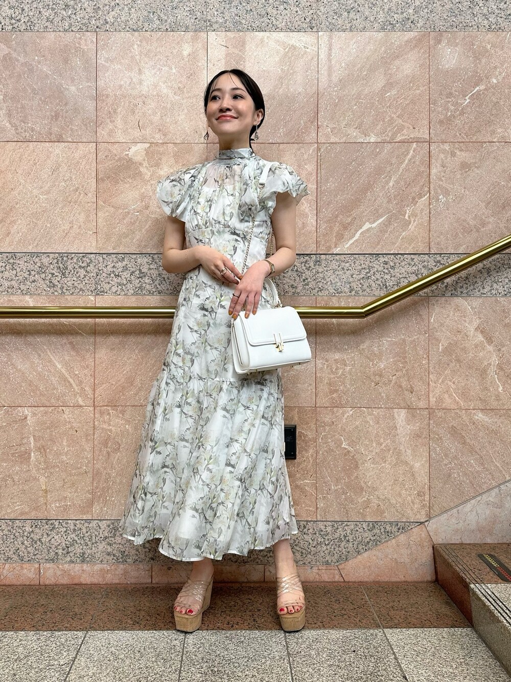 その他のサンダル、ホワイト系のチューブトップ、ホワイト系のワンピースを着用したレディースの春コーディネートの2枚目の写真