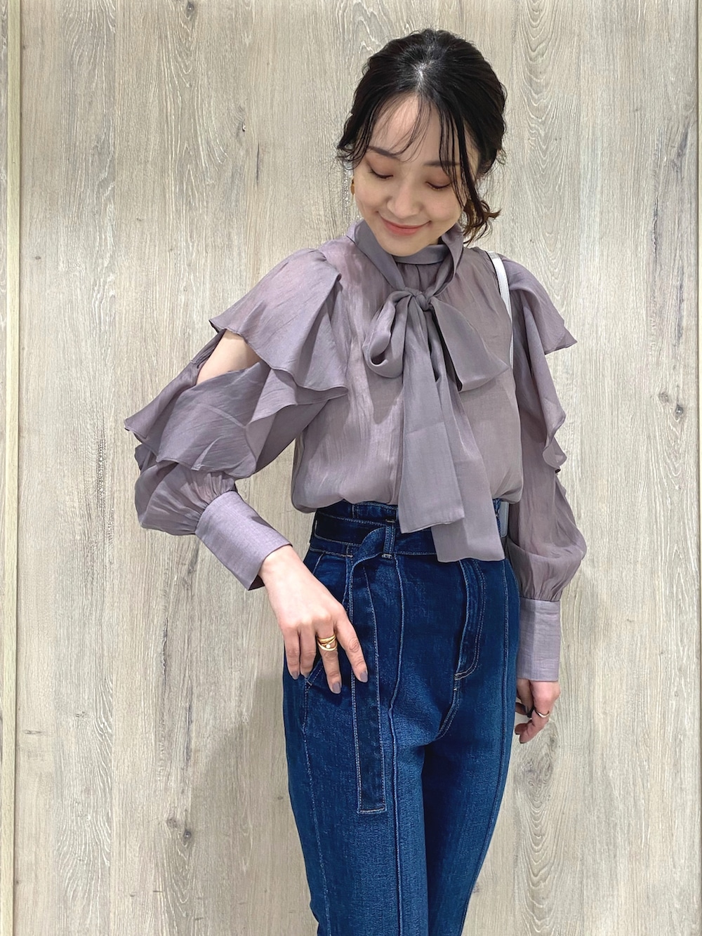 パープル系のシャツ/ブラウス、ホワイト系のチューブトップ、ピンク系のハンドバッグを着用したレディースの冬コーディネートの4枚目の写真