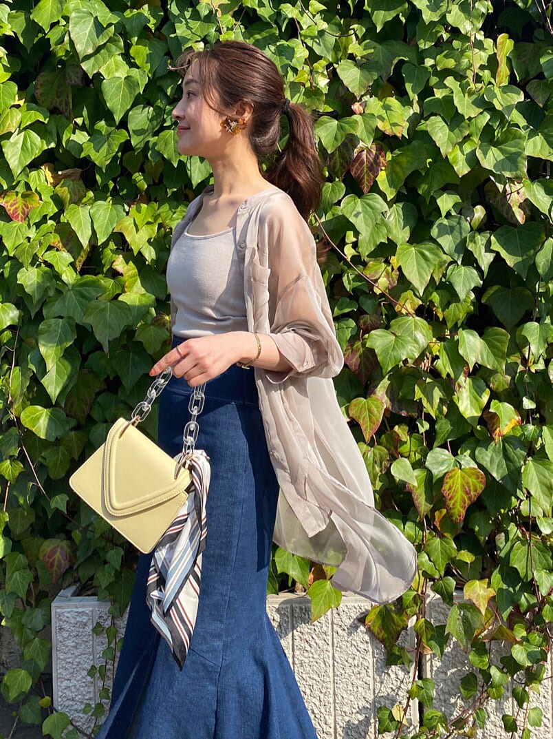 イエロー系のショルダーバッグ、その他のサンダル、ベージュ系のシャツ/ブラウスを着用したレディースの春コーディネートの5枚目の写真