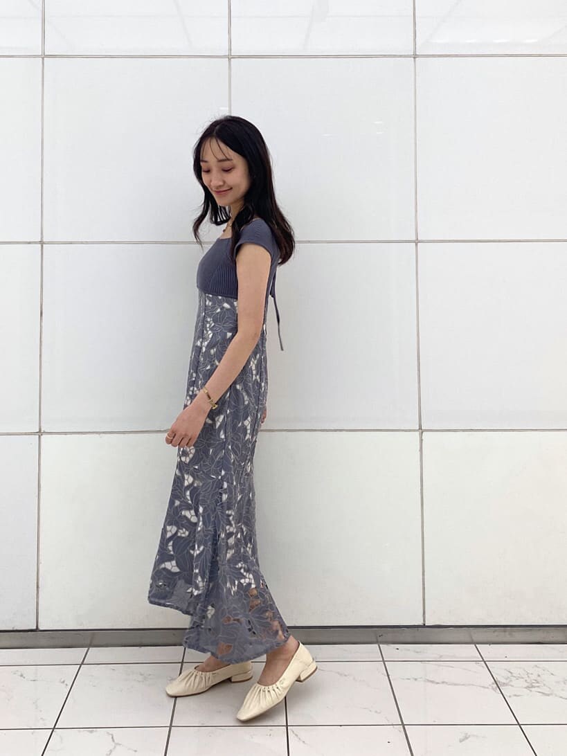 ホワイト系のTシャツ/カットソー、ベージュ系のトレンチコート、ホワイト系のパンプスを着用したレディースの春コーディネートの7枚目の写真