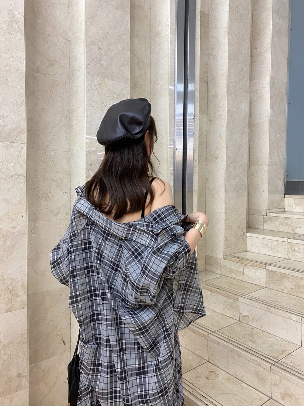 ブラック系のワンピース、ブラウン系のその他シューズ、ブラック系のシャツ/ブラウスを着用したレディースの夏コーディネートの5枚目の写真