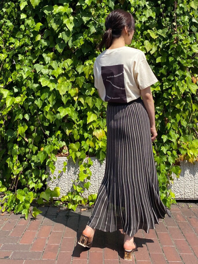 ブラウン系のサンダル、グレー系のワンピース、ホワイト系のTシャツ/カットソーを着用したレディースの夏コーディネートの4枚目の写真