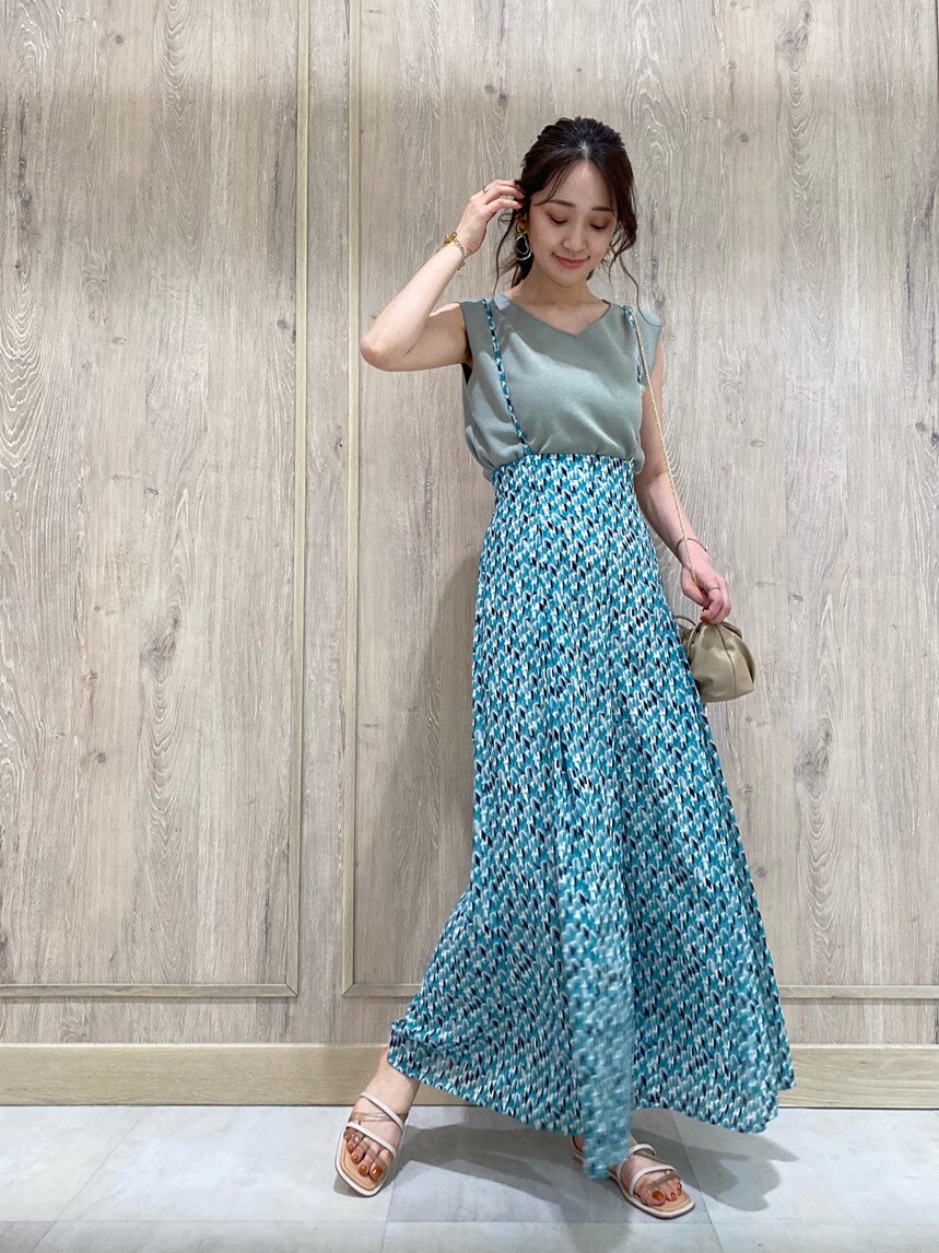 ホワイト系のキャミソール、ベージュ系のテーラードジャケット、ベージュ系のサンダルを着用したレディースの春コーディネートの7枚目の写真