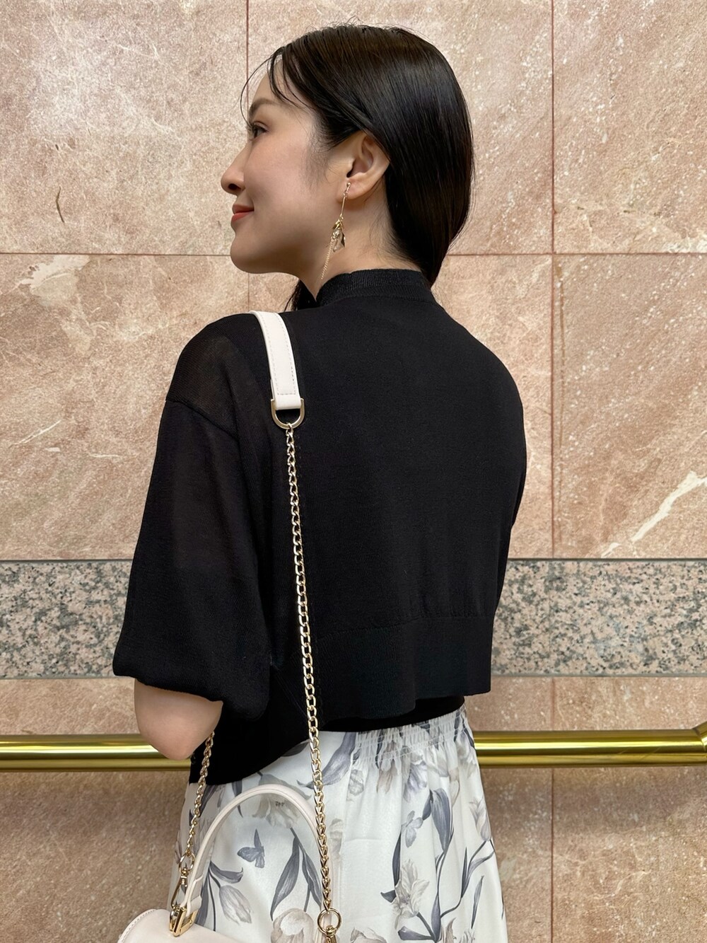 その他のサンダル、ピンク系のショルダーバッグ、ブラック系のワンピースを着用したレディースの春コーディネートの7枚目の写真