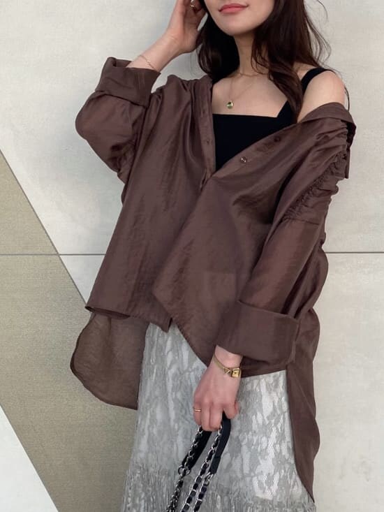 その他のサンダル、ブラック系のショルダーバッグ、ブラック系のキャミソールを着用したレディースの春コーディネートの3枚目の写真