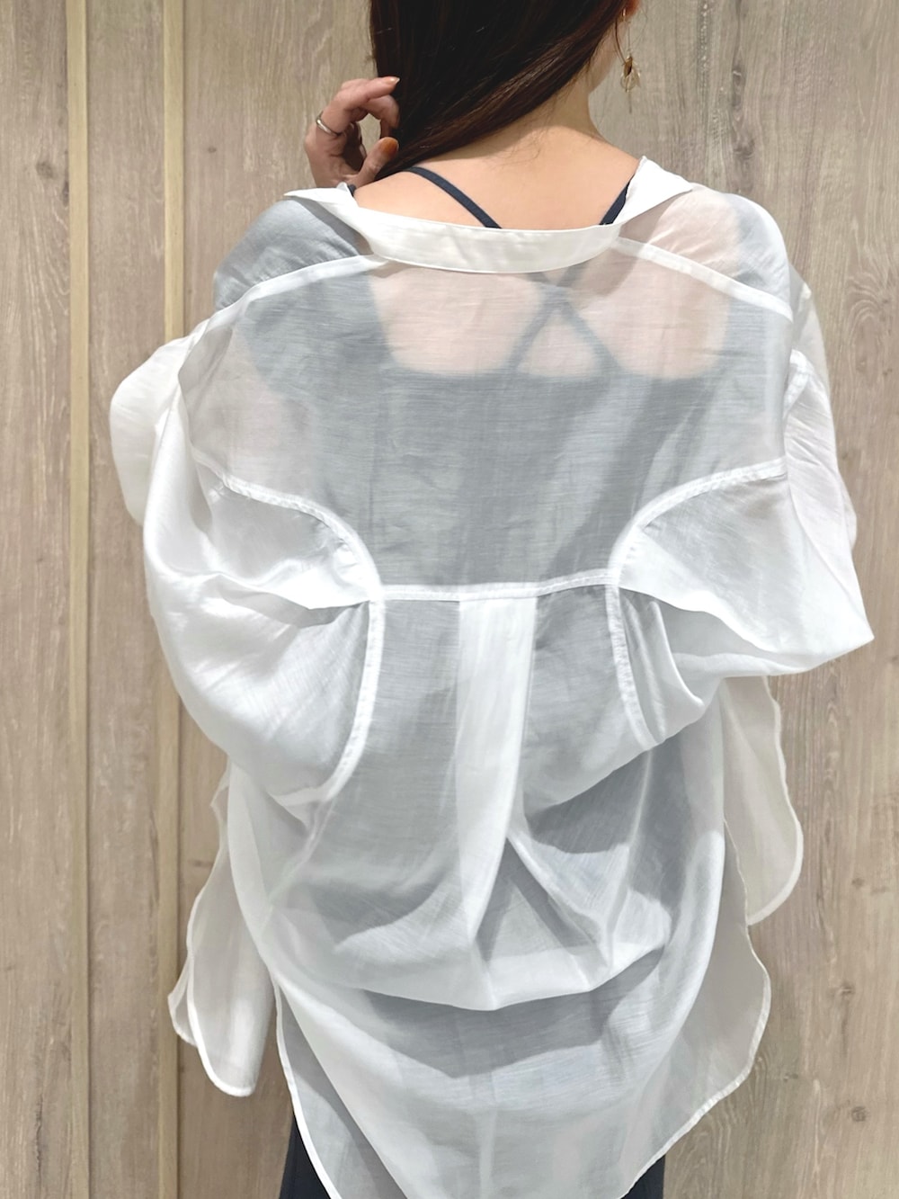 ブラウン系のサンダル、グレー系のワンピース、ホワイト系のシャツ/ブラウスを着用したレディースの夏コーディネートの5枚目の写真