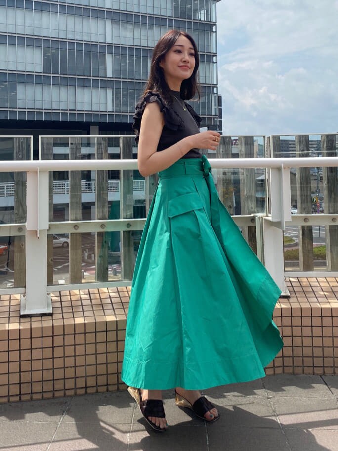 ブラウン系のサンダル、グリーン系のスカート、グレー系のワンピースを着用したレディースの夏コーディネートの3枚目の写真