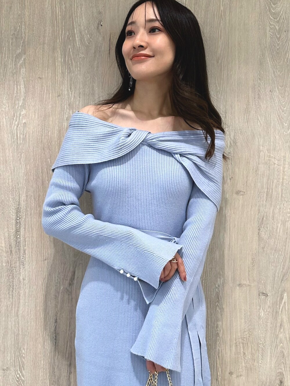 ブラック系のブーツ、ブルー系のワンピース、ブラック系のショルダーバッグを着用したレディースの冬コーディネートの4枚目の写真