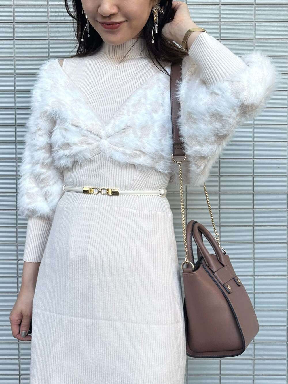 ブラウン系のハンドバッグ、ブラウン系のブーツ、ベージュ系のワンピースを着用したレディースの秋コーディネートの8枚目の写真