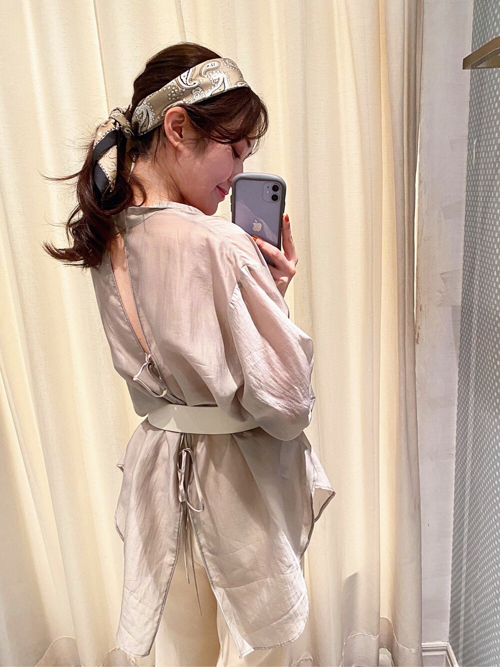 ベージュ系のシャツ/ブラウス、ベージュ系のTシャツ/カットソー、ホワイト系のその他パンツを着用したレディースの春コーディネートの2枚目の写真