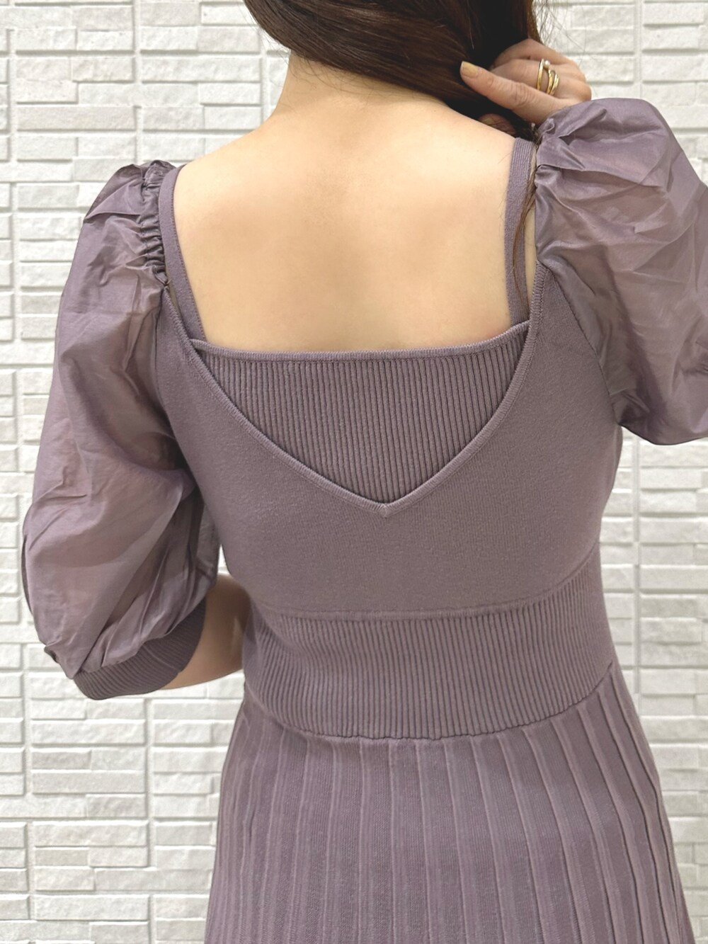 ブラウン系のパンプス、ブラック系のハンドバッグ、パープル系のワンピースを着用したレディースの夏コーディネートの7枚目の写真