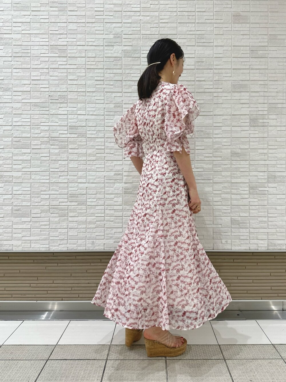 その他のサンダル、ピンク系のワンピース、ホワイト系のハンドバッグを着用したレディースの春コーディネートの5枚目の写真