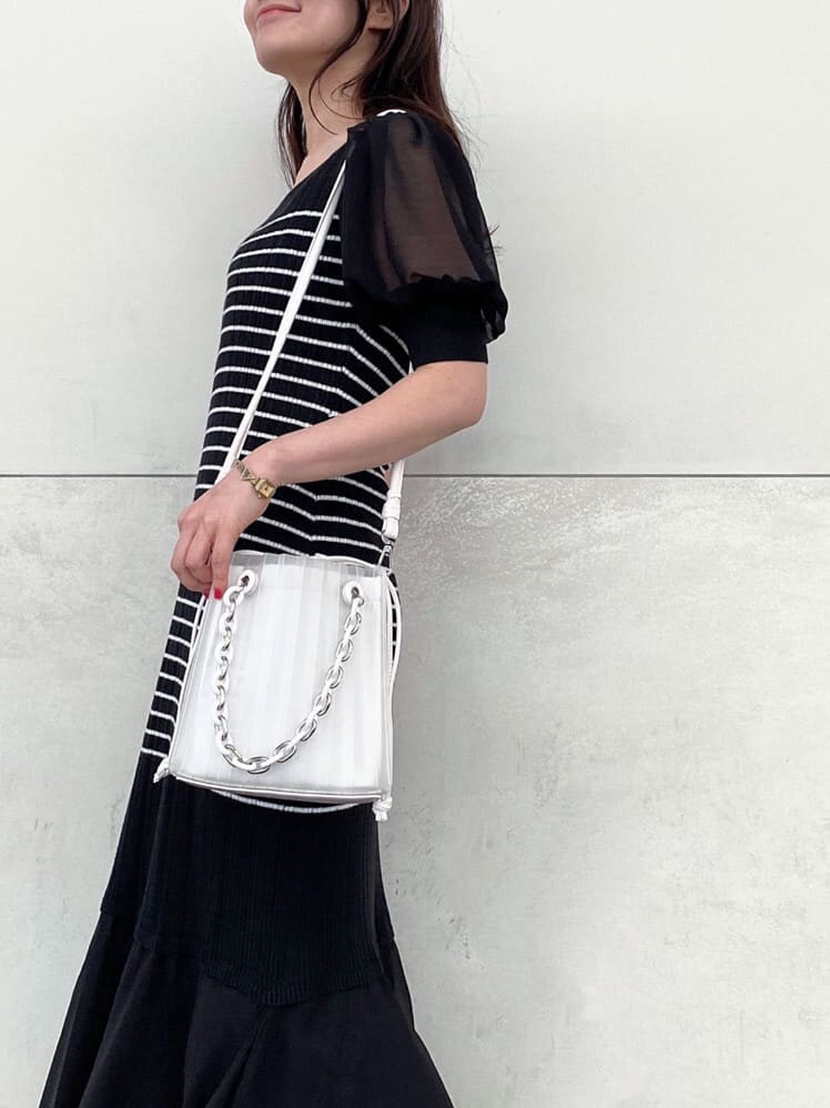 ブラック系のTシャツ/カットソー、ホワイト系のハンドバッグ、その他のサンダルを着用したレディースの春コーディネートの6枚目の写真