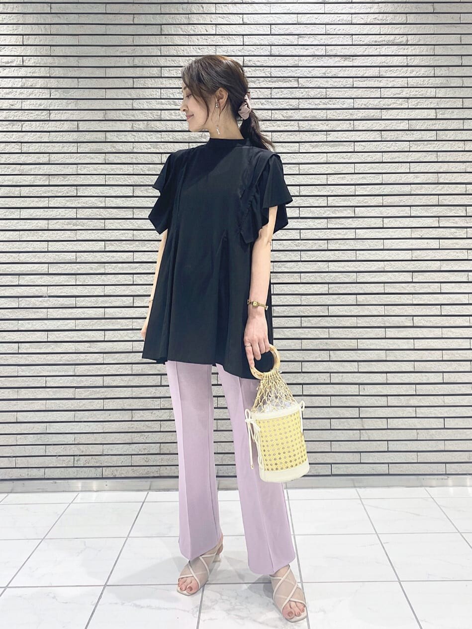 ホワイト系のハンドバッグ、パープル系のその他パンツ、ブラック系のシャツ/ブラウスを着用したレディースの夏コーディネートの2枚目の写真