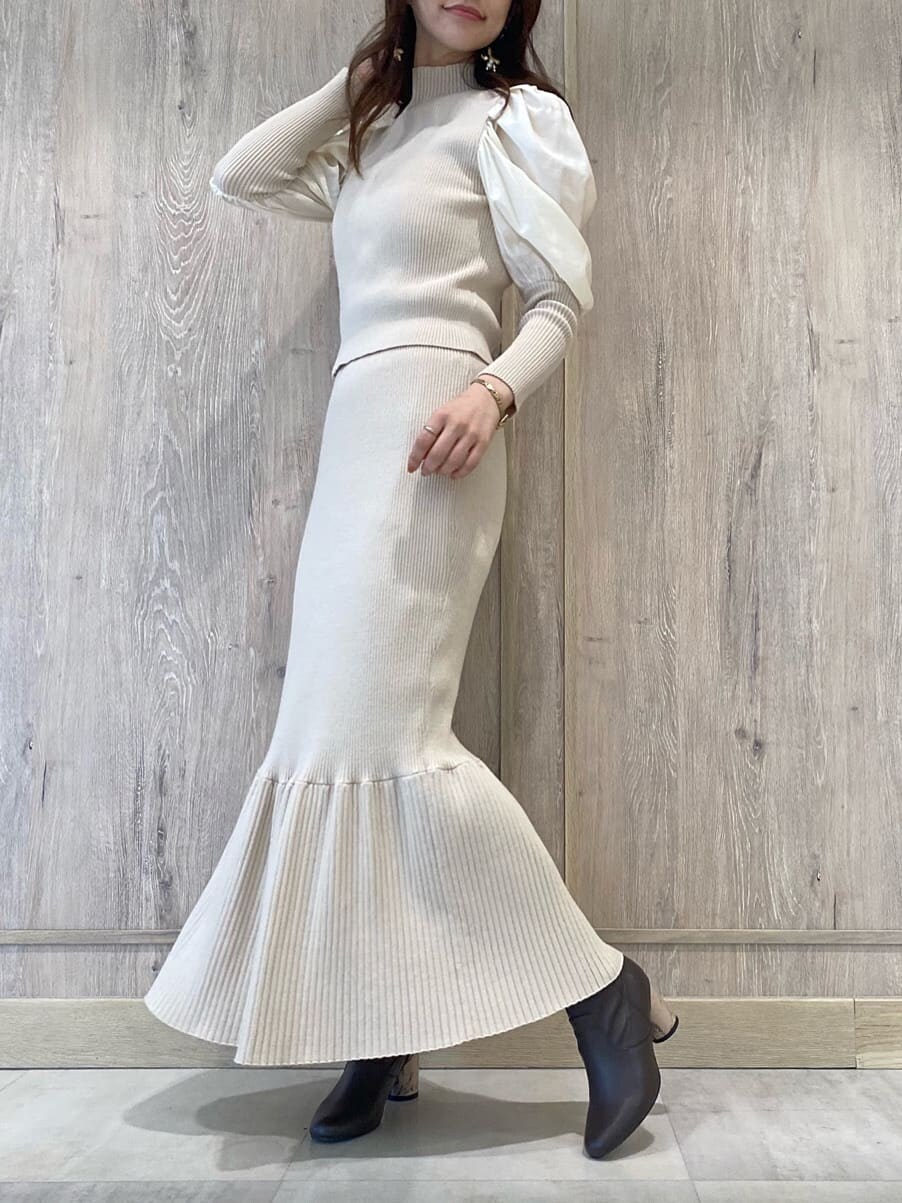 ブラウン系のその他シューズ、ゴールド系のイヤリング、ピンク系の福袋/福箱を着用したレディースの秋コーディネートの7枚目の写真