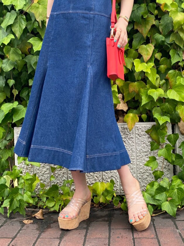 その他のサンダル、ブルー系のワンピース、レッド系のハンドバッグを着用したレディースの夏コーディネートの9枚目の写真