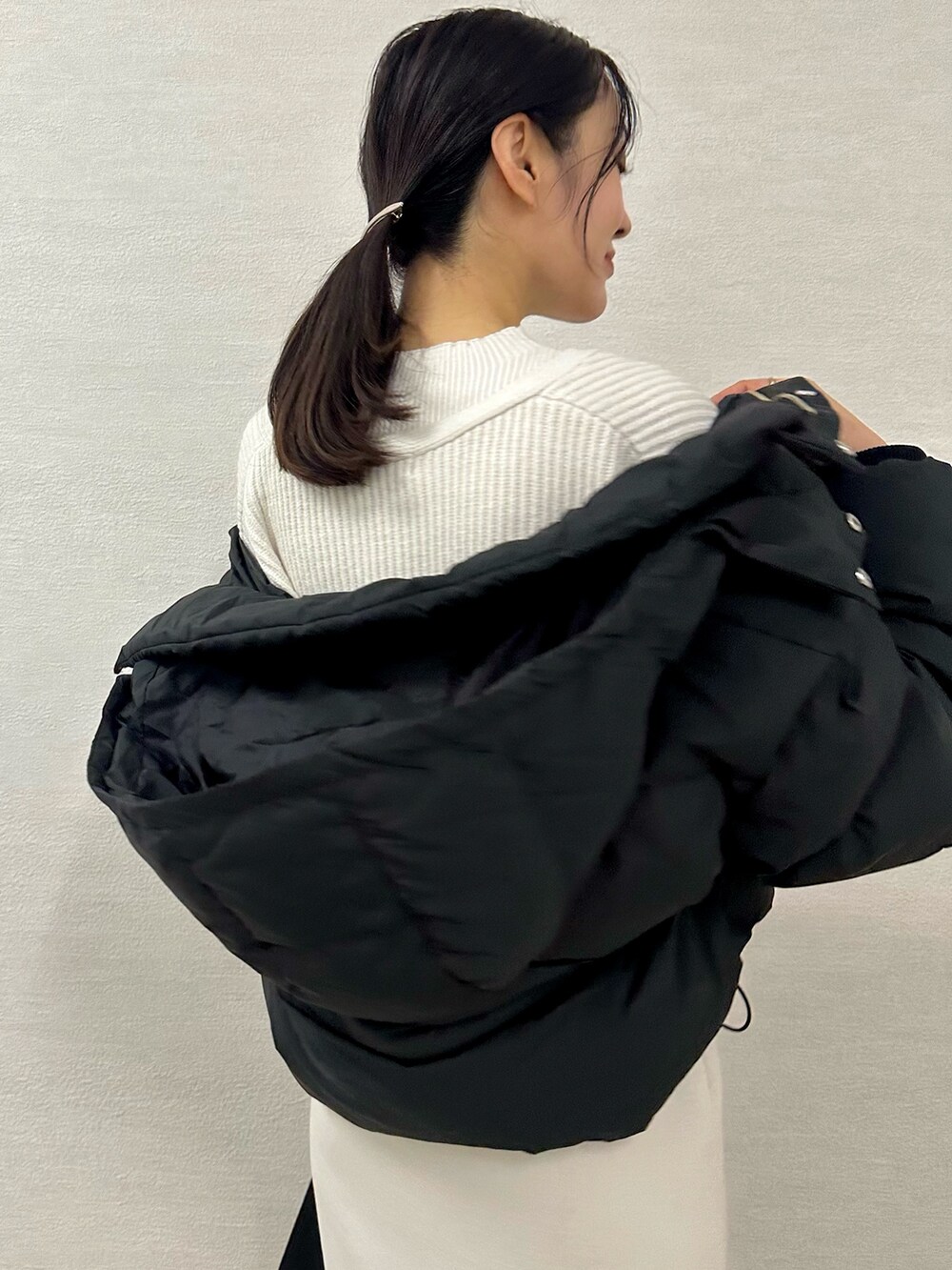 ブラック系のローファー、ホワイト系のワンピース、ブラック系のハンドバッグを着用したレディースの秋コーディネートの6枚目の写真