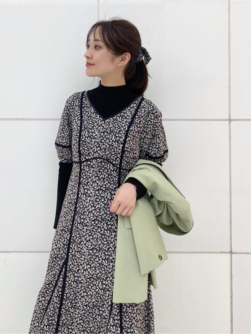 ブラック系のワンピース、ブラウン系のその他シューズ、グリーン系のテーラードジャケットを着用したレディースの秋コーディネートの2枚目の写真