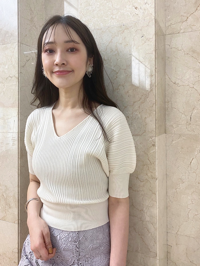 ホワイト系のハンドバッグ、パープル系のサンダル、パープル系のスカートを着用したレディースの春コーディネートの3枚目の写真