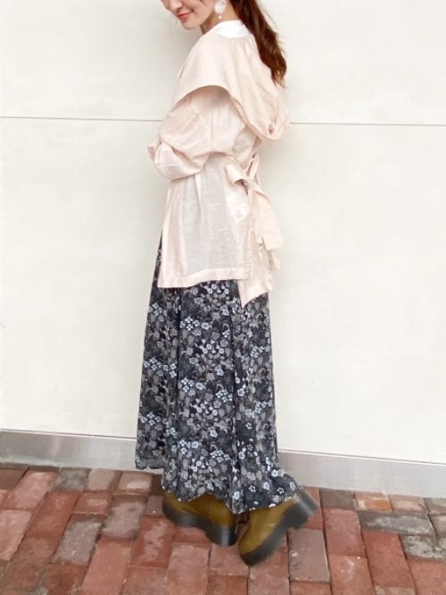 ブラック系のショルダーバッグ、ベージュ系のテーラードジャケット、ブラック系のスカートを着用したレディースの夏コーディネートの3枚目の写真