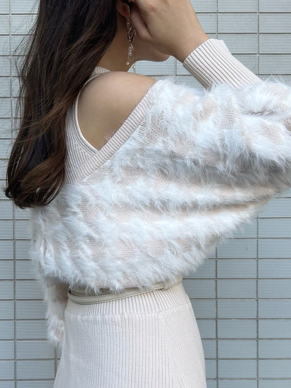 ブラウン系のハンドバッグ、ブラウン系のブーツ、ベージュ系のワンピースを着用したレディースの秋コーディネートの6枚目の写真