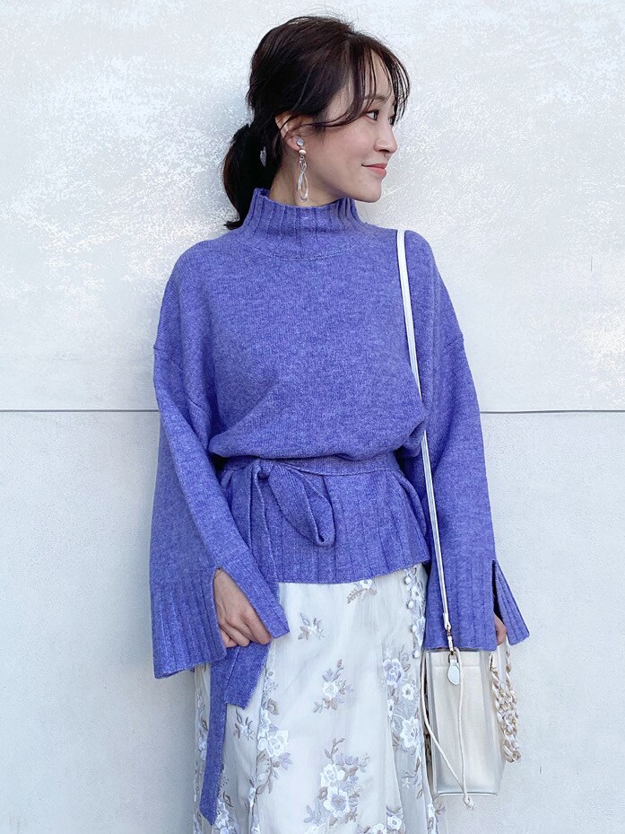 その他のイヤリングを着用したレディースの秋コーディネートの5枚目の写真