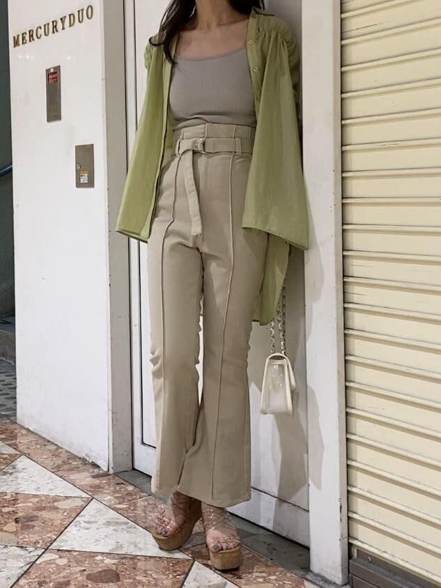 イエロー系のシャツ/ブラウス、その他のサンダル、ホワイト系のショルダーバッグを着用したレディースの夏コーディネートの2枚目の写真