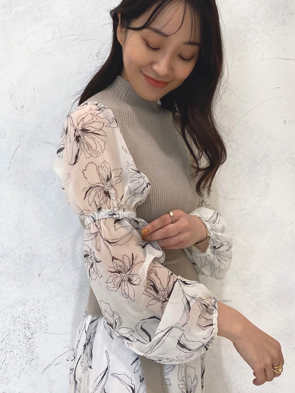 ホワイト系のワンピース、ホワイト系のワンピース、ベージュ系のブーツを着用したレディースの秋コーディネートの5枚目の写真