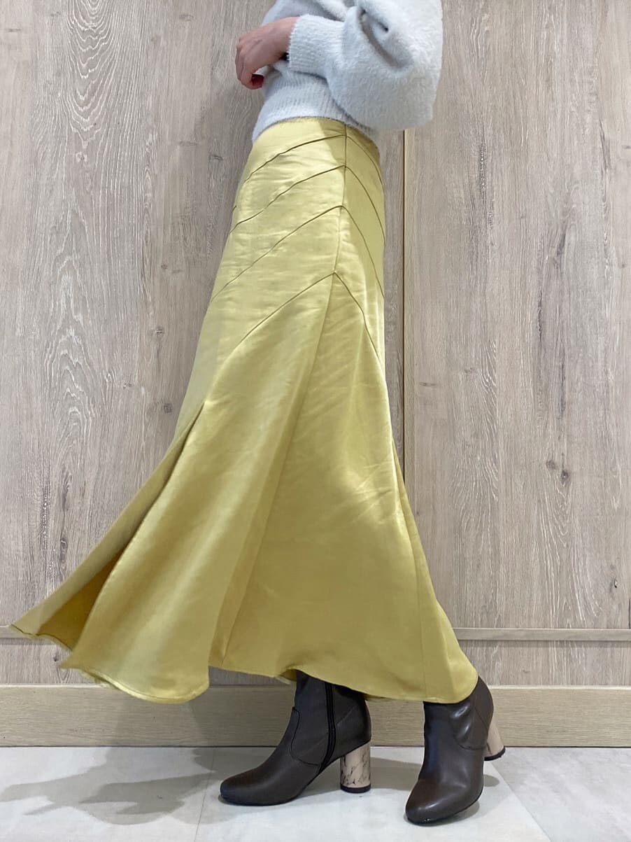 ブラウン系のハンドバッグ、ブラウン系のその他シューズ、イエロー系のスカートを着用したレディースの秋コーディネートの7枚目の写真