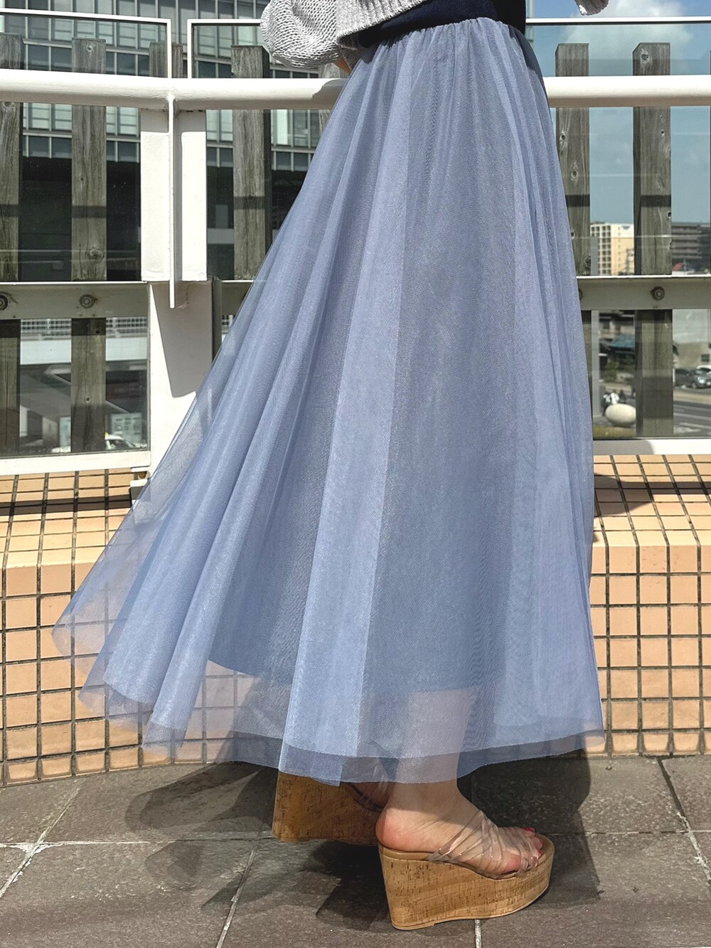 グレー系のカーディガン/ボレロ、ホワイト系のショルダーバッグ、ブルー系のワンピースを着用したレディースの春コーディネートの8枚目の写真