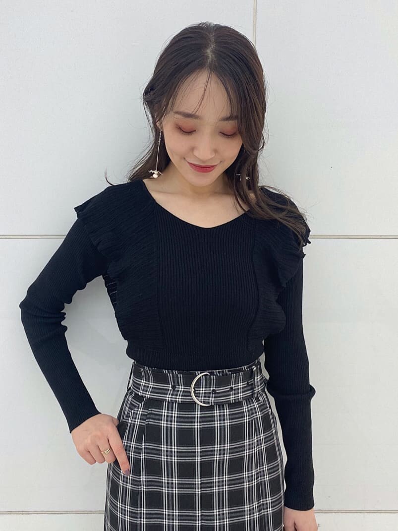 ブラック系のニット/セーター、ブラック系のその他シューズ、ブラック系のスカートを着用したレディースの秋コーディネートの4枚目の写真