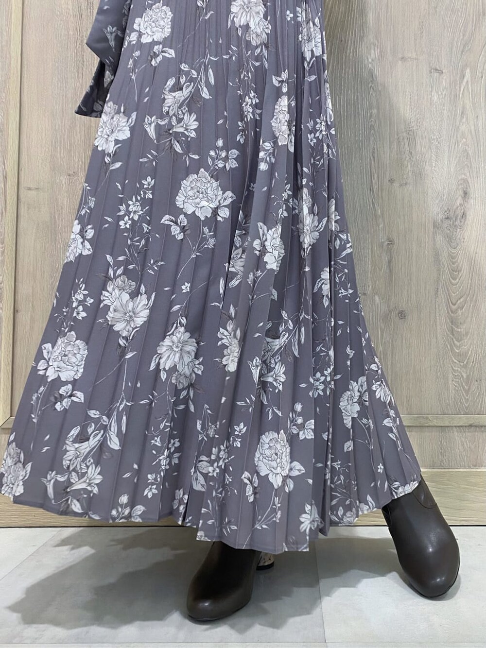 ブラウン系のその他シューズ、ホワイト系のニット/セーター、グリーン系のブルゾンを着用したレディースの冬コーディネートの10枚目の写真